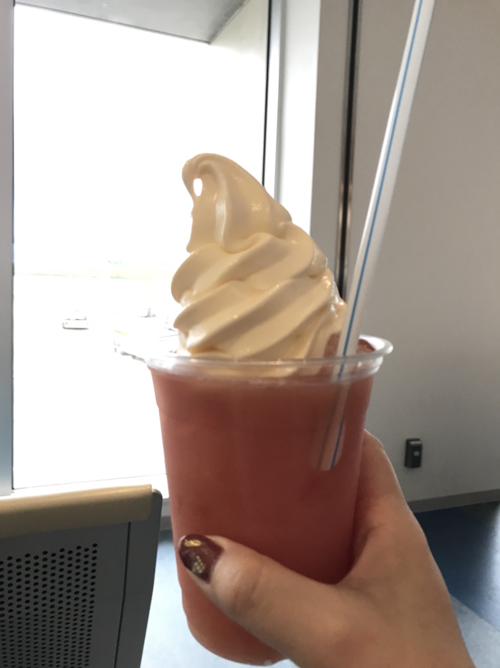 石垣空港ラウンジがないので搭乗待合エリアでソフトクリーム