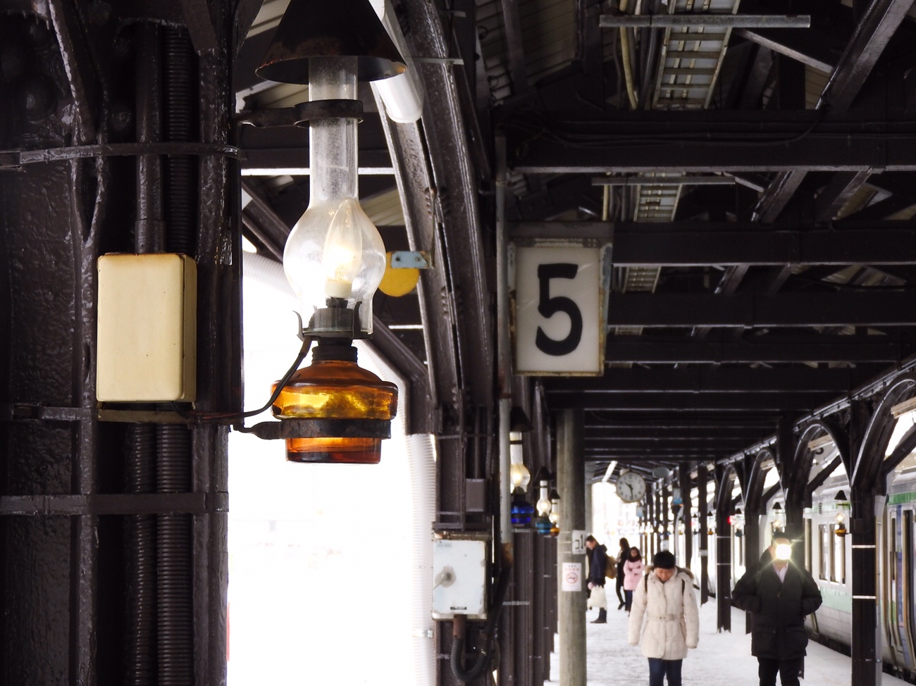 ガス灯がともる小樽駅