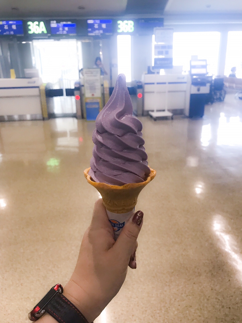 那覇空港　ブルーシールの紅芋ソフトクリーム