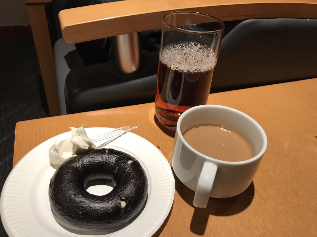 羽田空港ラウンジ　無料の朝食　ANA側