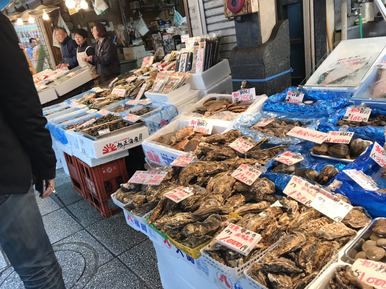 二条市場 牡蠣をその場で食べられる店もある 札幌グルメ