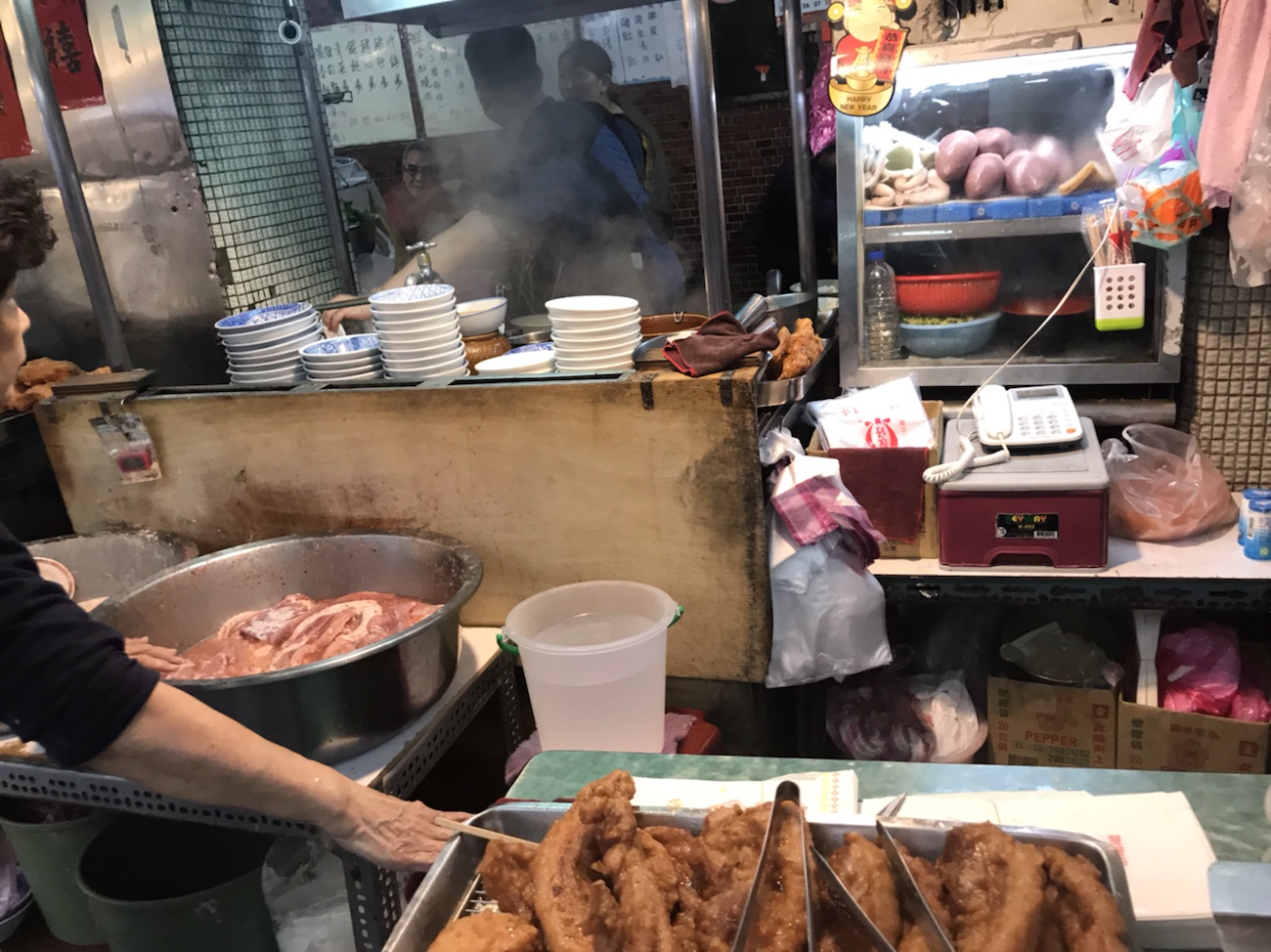 阿角紅焼肉　店前　台北市場朝食　台湾食べ歩き