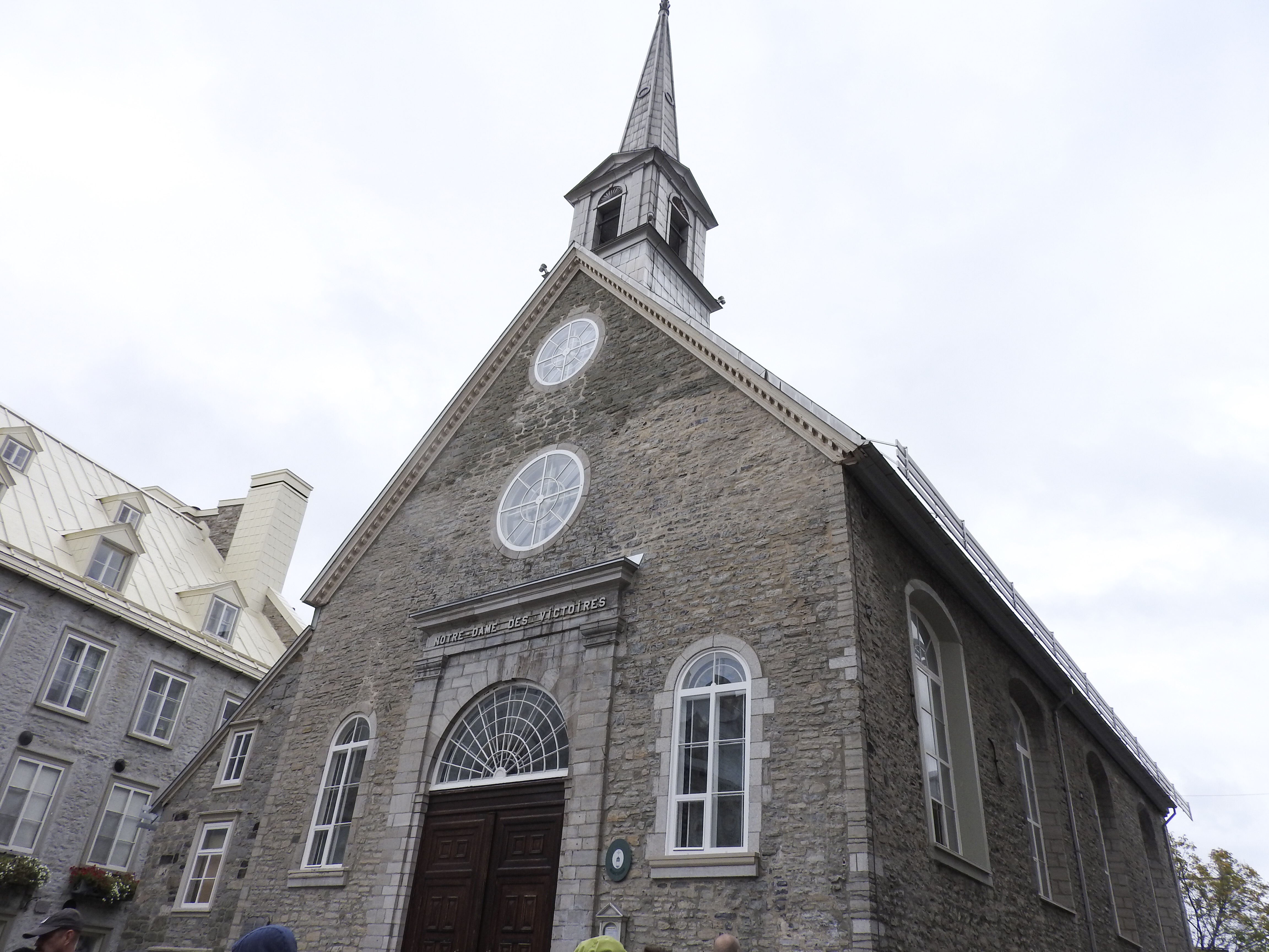 ケベックシティ観光おすすめ勝利のノートルダム教会とプチシャンプラン通り