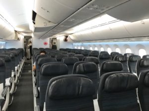 エアカナダ搭乗記　機内Wi-Fiや機内映画座席幅