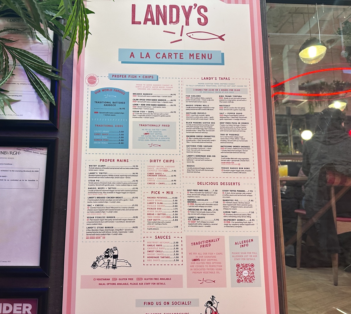 エディンバラ旧市街　夜遅くまでやっている店